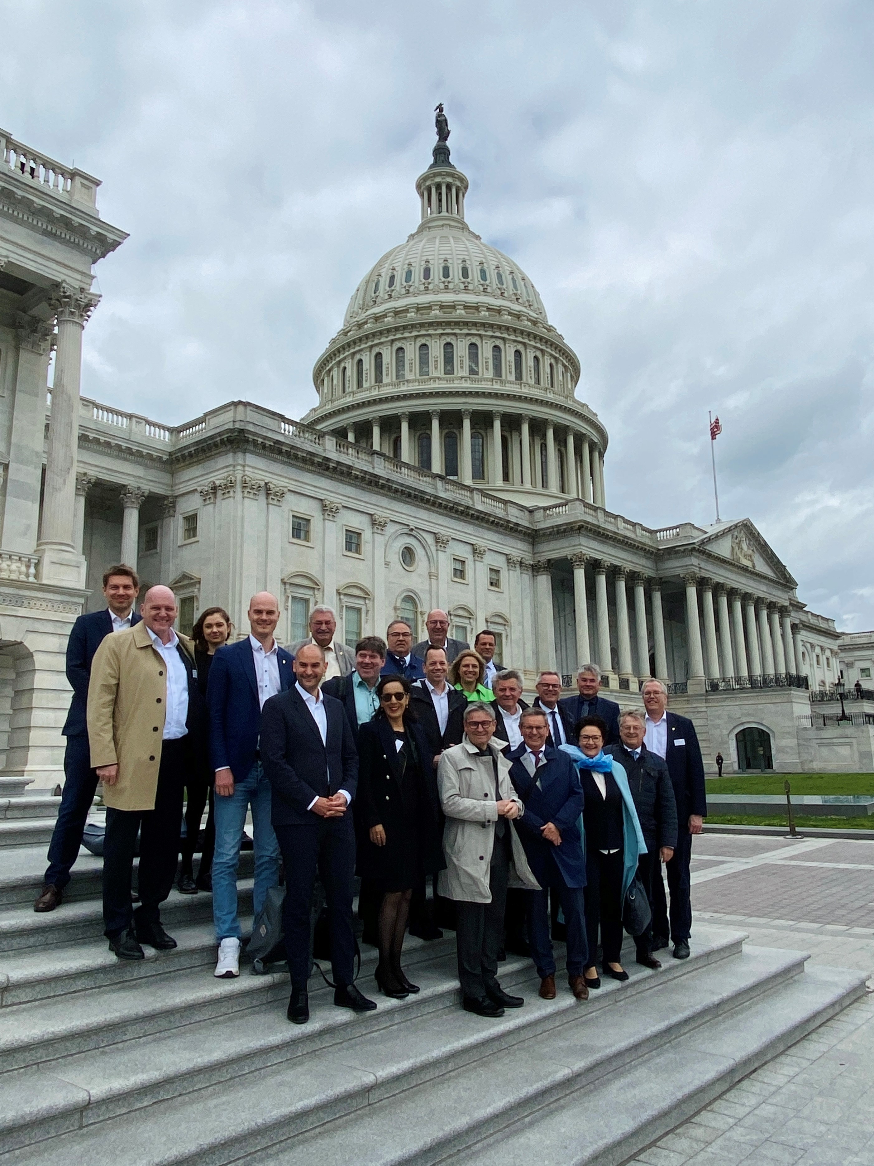 Finanzausschuß des Landtages vor dem Capitol in Washington 
